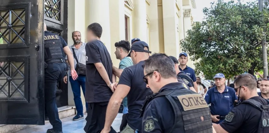 Προφυλακιστέοι ο 19χρονος και ο 27χρονος για φωτιά στην Πάτρα