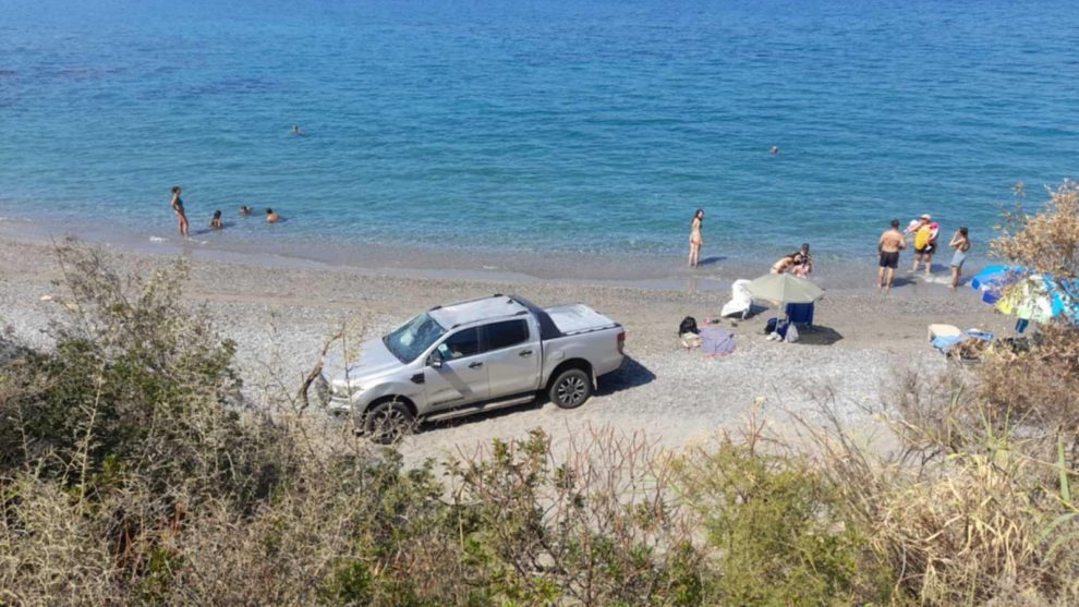 Αυτοκίνητο απογειώθηκε από τα 9 μέτρα  και προσγειώθηκε στην παραλία της Σάντοβας