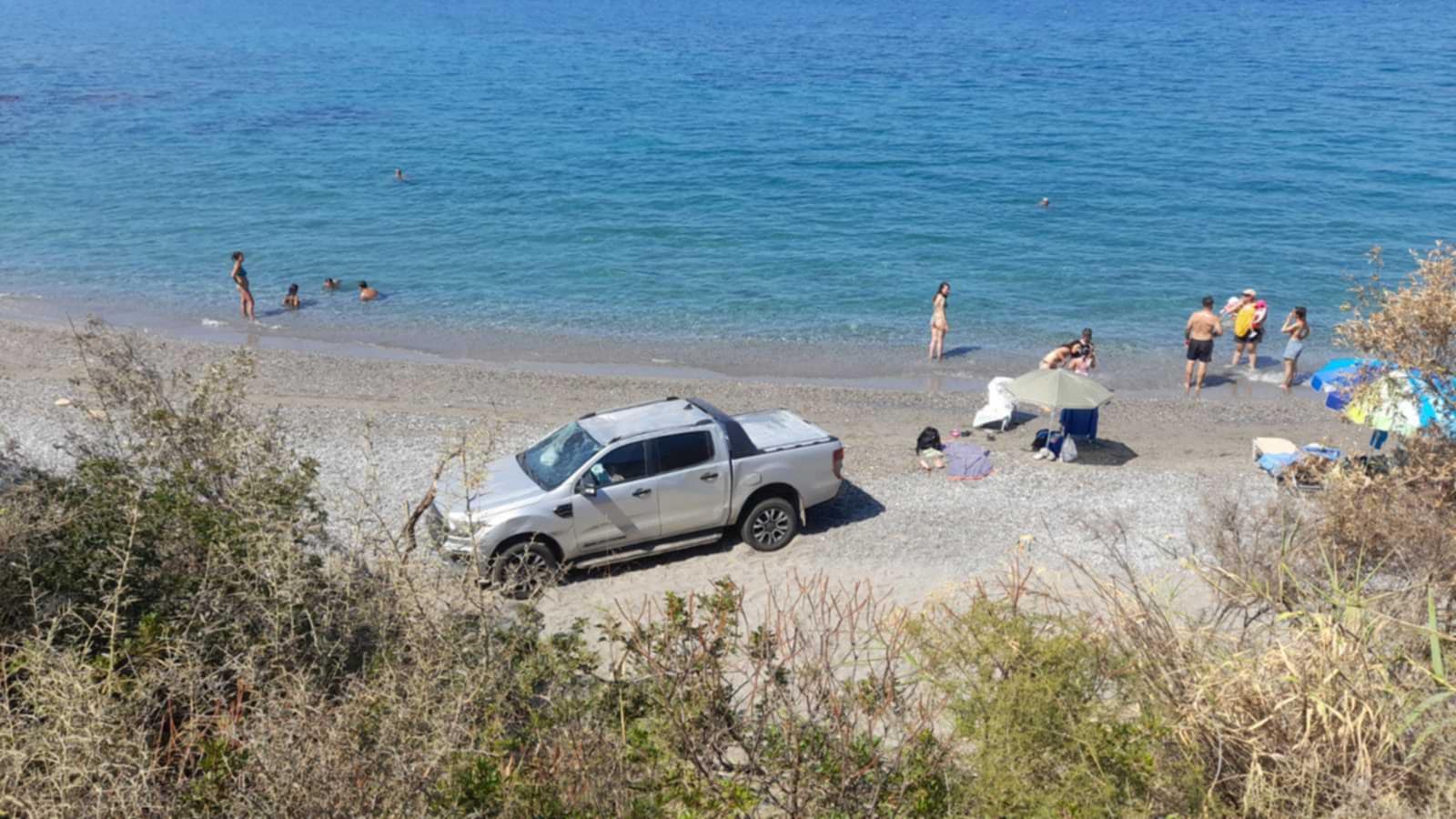 Αυτοκίνητο απογειώθηκε από τα 9 μέτρα  και προσγειώθηκε στην παραλία της Σάντοβας
