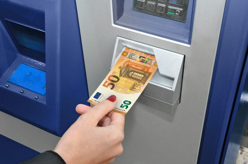 Δωρεάν αναλήψεις από ΑΤΜ – Τι αλλάζει από Δευτέρα