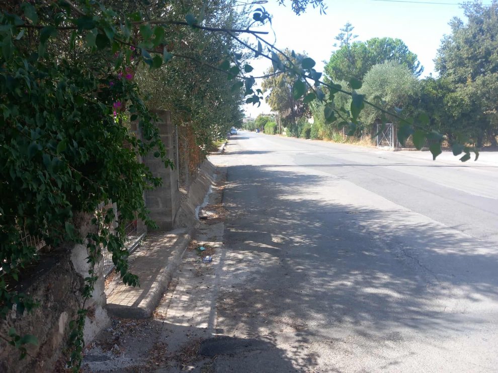 Οδός Λακωνικής: Πεζοδρόμια-φαντάσματα,  πολίτες σε διαρκή κίνδυνο