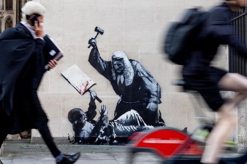 Σάλος με το νέο έργο του Banksy στα Δικαστήρια του Λονδίνου