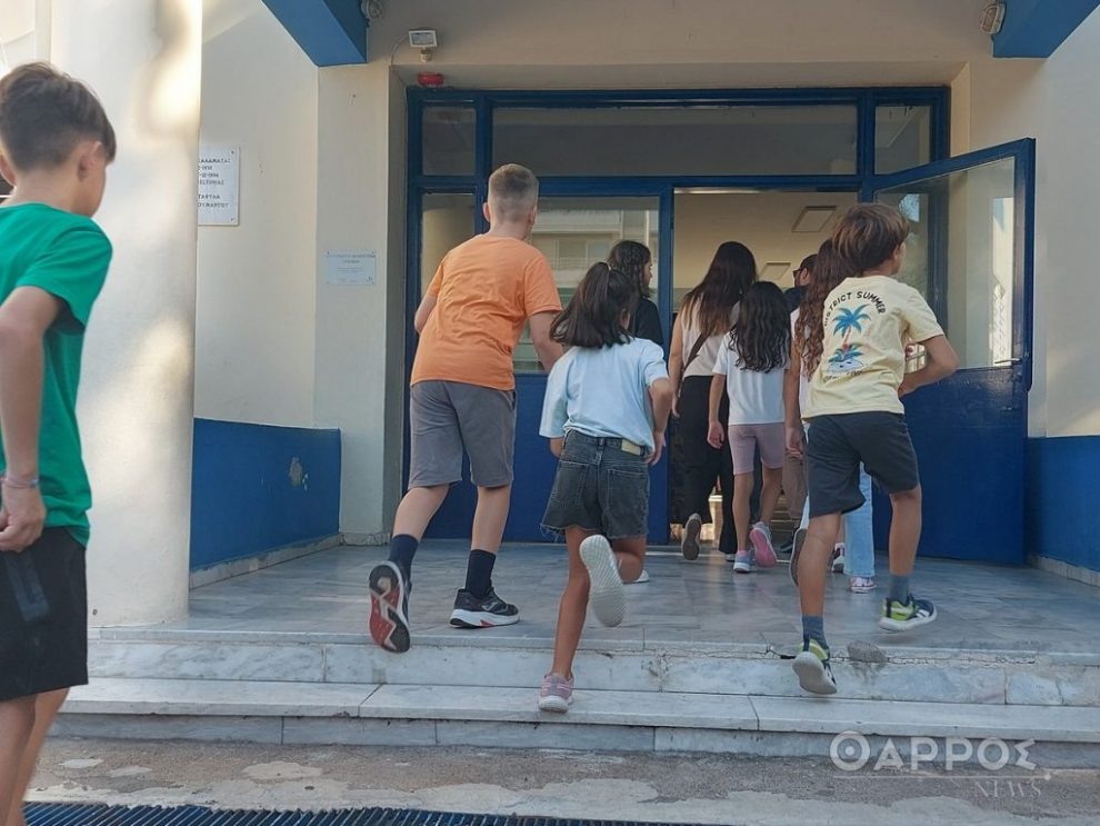 Ανοίγουν σήμερα τα σχολεία: Ευχές του δημάρχου Καλαμάτας αλλά και διαμαρτυρίες από εκπαιδευτικούς
