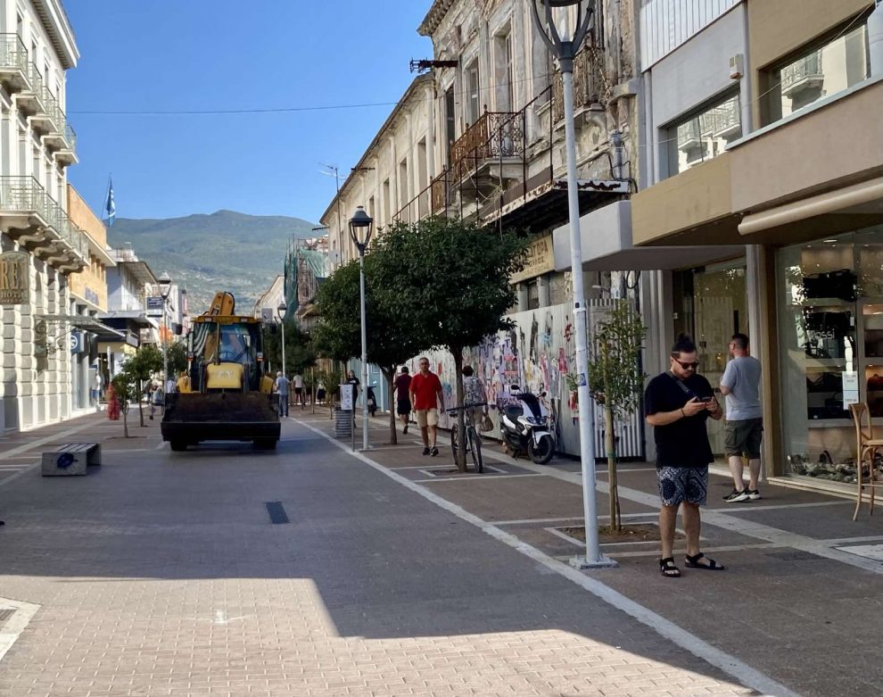 Νέα δέντρα στον πεζόδρομο της Αριστομένους