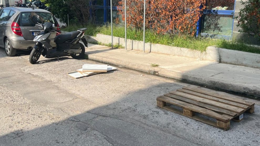 Κάτι πρέπει να γίνει με τις  «αγκαζαρισμένες» θέσεις στάθμευσης