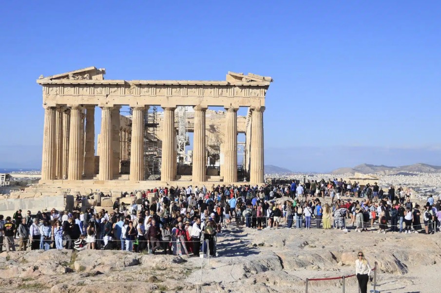 Ακρόπολη: Τουρίστες με αναπηρία μεταφέρονταν με τα χέρια – Τι απαντά το υπουργείο Πολιτισμού