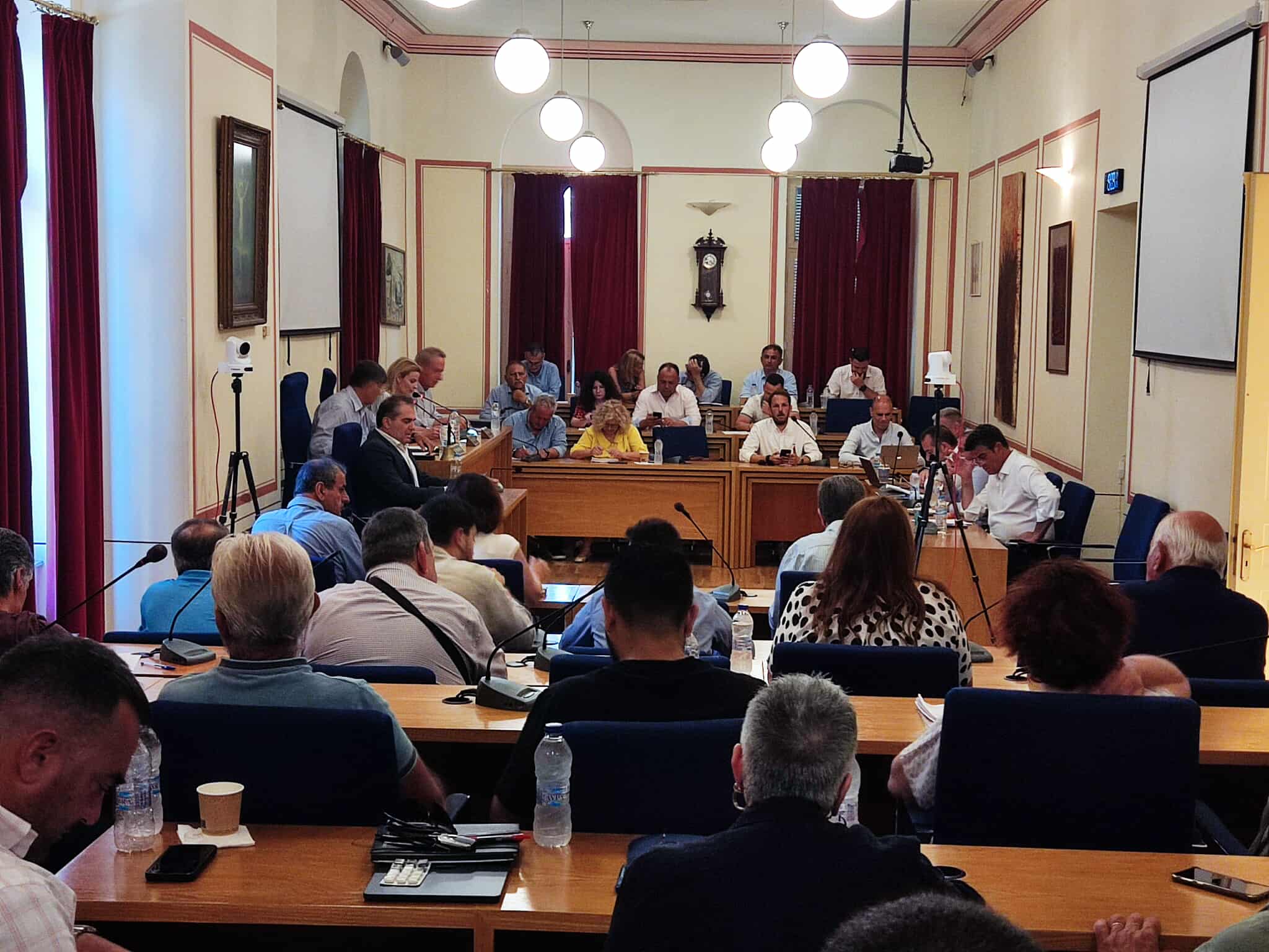 Ένταση στο Δημοτικό Συμβούλιο Καλαμάτας για τα σχολεία