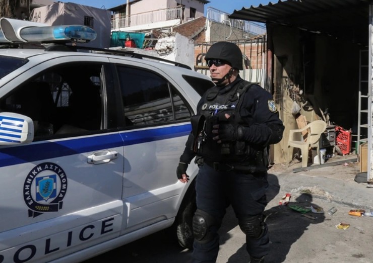 Ξεσηκωμός Ρομά για τους αστυνομικούς σε οικισμούς: «Θα πάμε στο Σύνταγμα με λεωφορεία»