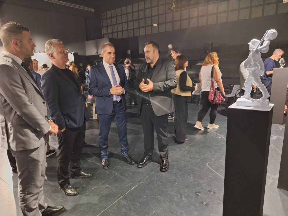 Εγκαινιάστηκε η εικαστική έκθεση «Μαύρο – Άσπρο» στο Μέγαρο Χορού Καλαμάτας