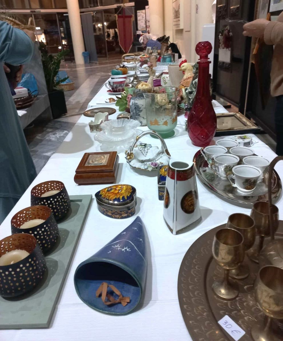 Κόκκινη κλωστή δεμένη,  στην ανέμη τυλιγμένη…