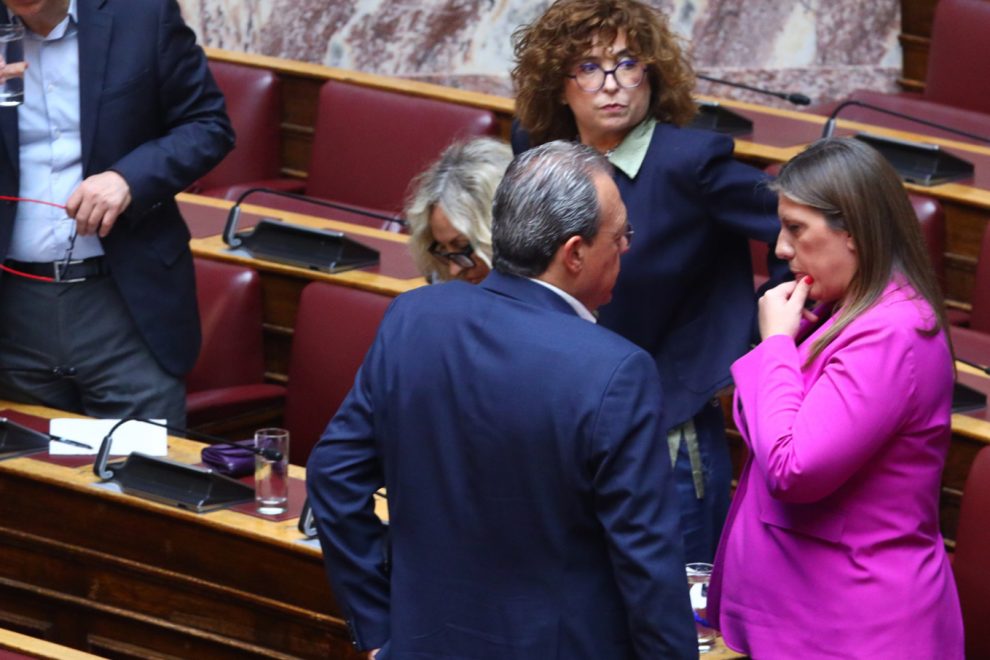 Αγιασμός της Βουλής με πηγαδάκια και τετ α τετ βουλευτών μετά την παραίτηση Τσίπρα