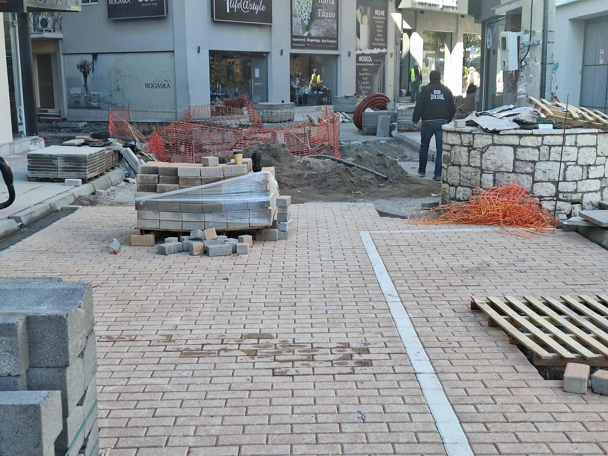 Οι αναπλάσεις στο κέντρο της  Καλαμάτας πάνε… Ιούνιο του 2026