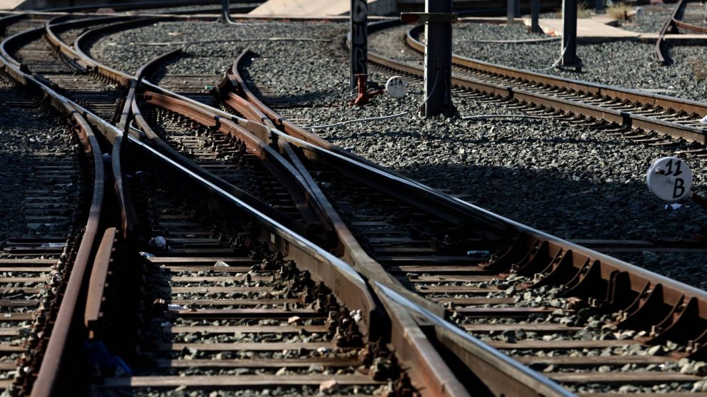 Περιφερειακό Συμβούλιο Πελοποννήσου: «Όχι» στις προμελέτες για κατάργηση του σιδηρόδρομου