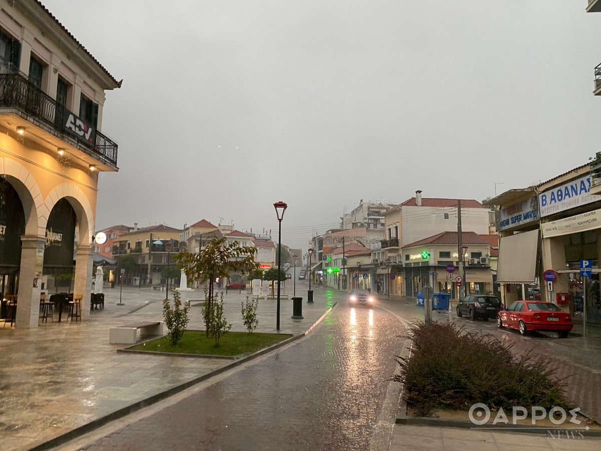 Πρωτομαγιά: Ήρθαν στην Καλαμάτα να πιάσουν τον Μάη και τελικά έπιασαν ομπρέλες