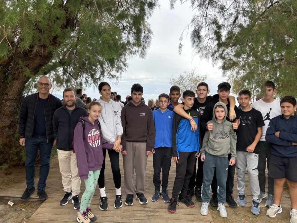 Μαθητές και νέοι καθάρισαν  την παραλία της Καλαμάτας