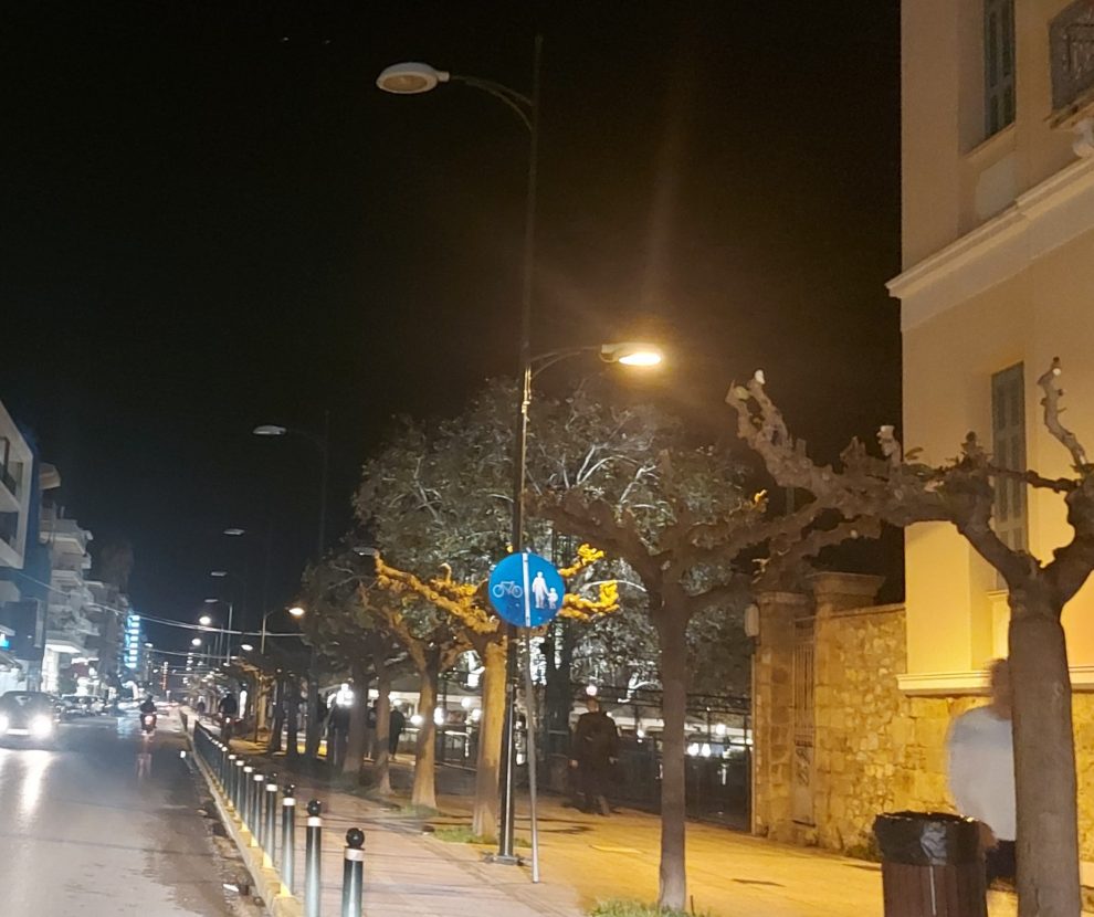 Δεκάδες καμένες λάμπες στον οδοφωτισμό της Ναυαρίνου