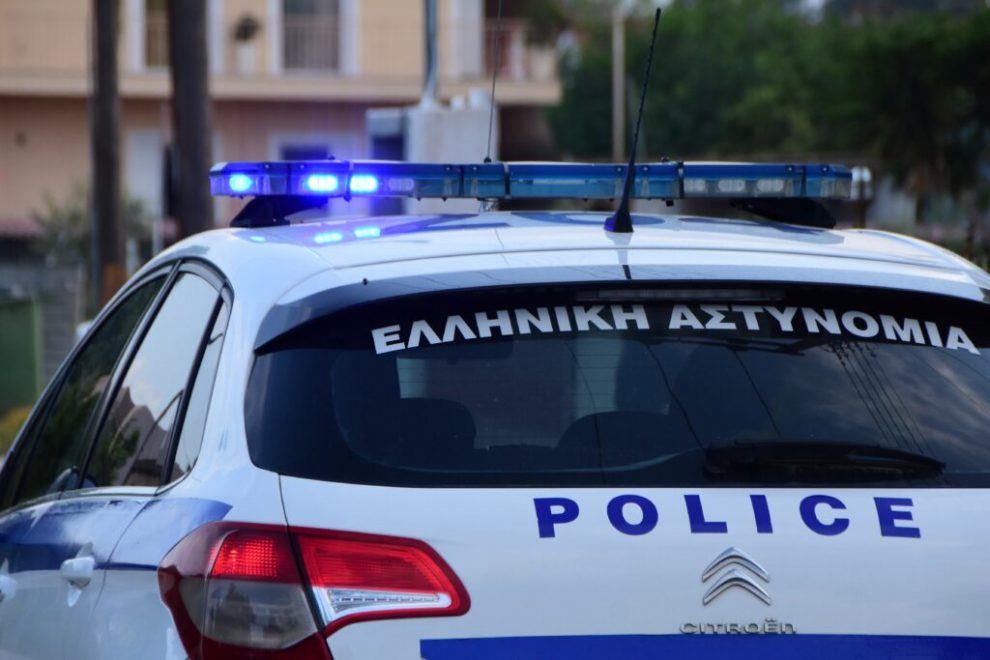 Έφοδος της ΕΛΑΣ σε δύο καταστήματα στην Αθήνα: Ο επιχειρηματίας «κλειδί» και το τηλεφώνημα μετά τη δολοφονία στη Φοινικούντα