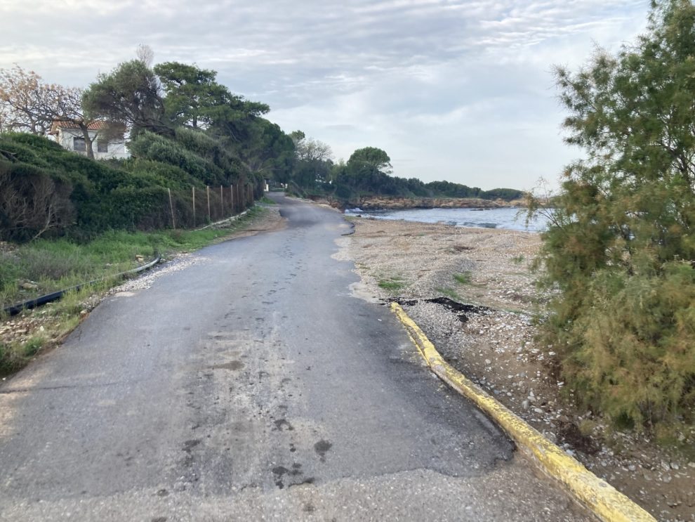 Γιαννίτσαινα Κυπαρισσίας: Καταστράφηκε το μονοπάτι, κινδυνεύει ο δρόμος