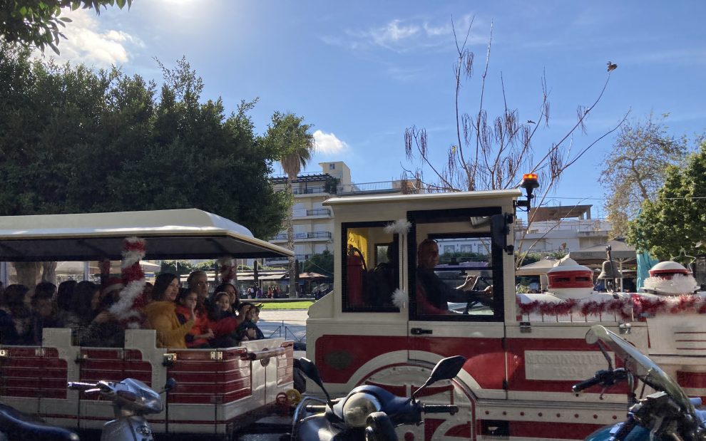 Δήμος Τριφυλίας: 38.360 για χριστουγεννιάτικο τρένο και δύο φυσικά έλατα