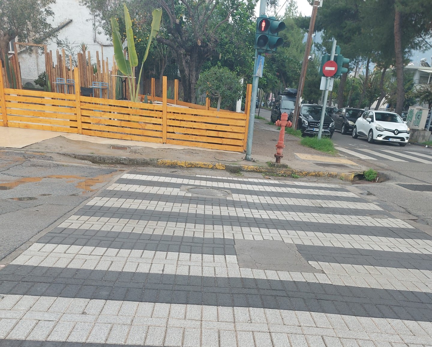 Τσιμέντο ανάμεσα σε κυβόλιθους…