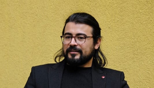 A.H. Ilhan: Σε τόπους όπου η ομιλία τιμωρείται, η ποίηση γίνεται μυστική πράξη ελευθερίας