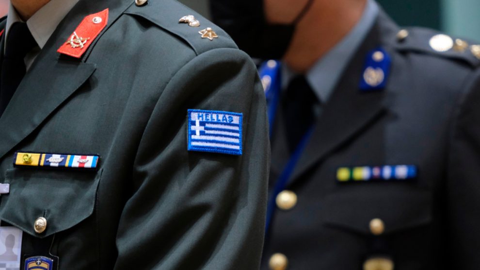 Νέο μισθολόγιο ενστόλων:  Αυξήσεις και αναδρομικά έως 3 μήνες