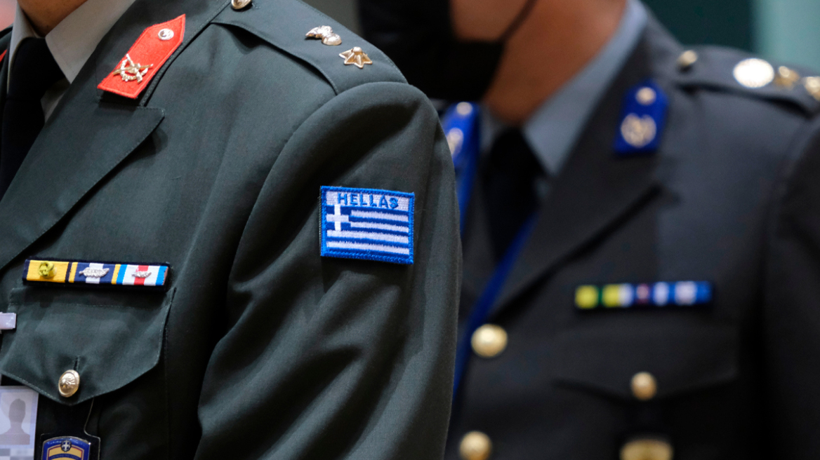 Νέο μισθολόγιο ενστόλων:  Αυξήσεις και αναδρομικά έως 3 μήνες
