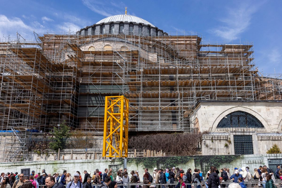 Φορτηγά στην Αγία Σοφία: «Δεν μπορεί να αντέξει αυτό το φορτίο»