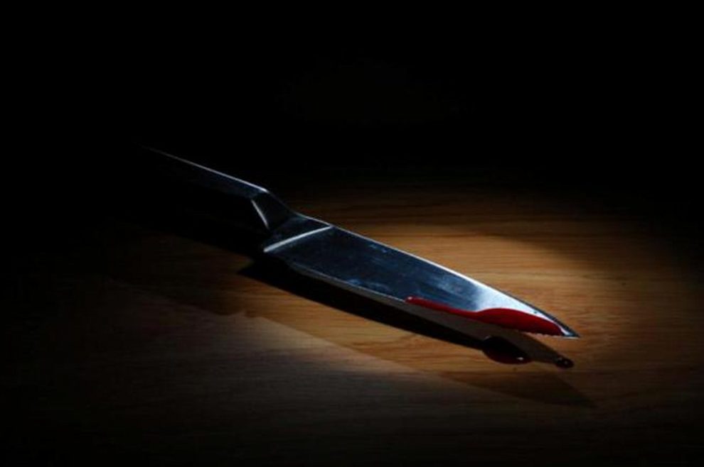 Γυναίκα βρήκε τραυματισμένο από μαχαίρι  τον ηλικιωμένο σύζυγό της