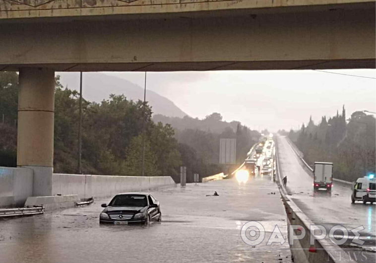 Εγκλωβίστηκαν οδηγοί μέσα στα νερά του αυτοκινητόδρομου