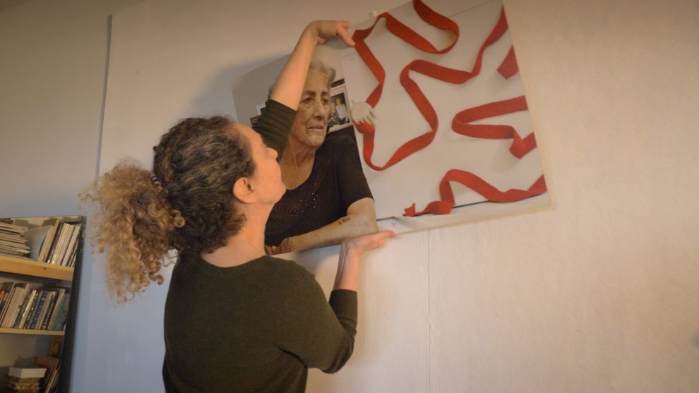 Αννέτα Παπαθανασίου: «Να θυμηθεί ο θεατής, να μάθει, να γνωρίσει, να συγκινηθεί, να πει μέσα του, …ποτέ ξανά!»