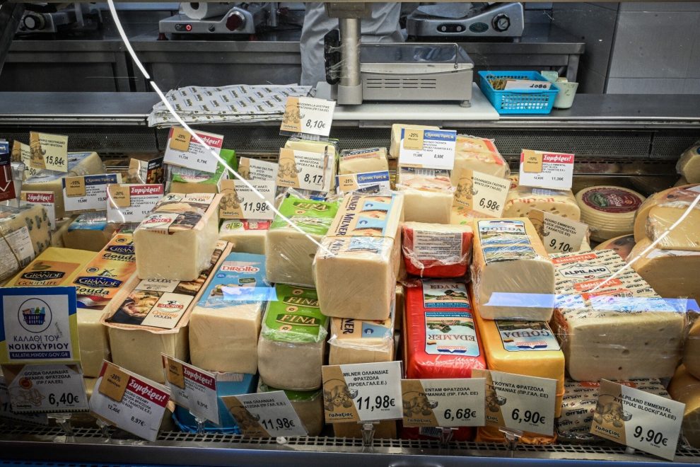 Bloomberg: Τούρκοι οδηγούν ώρες για να ψωνίσουν φθηνότερα στην Ελλάδα