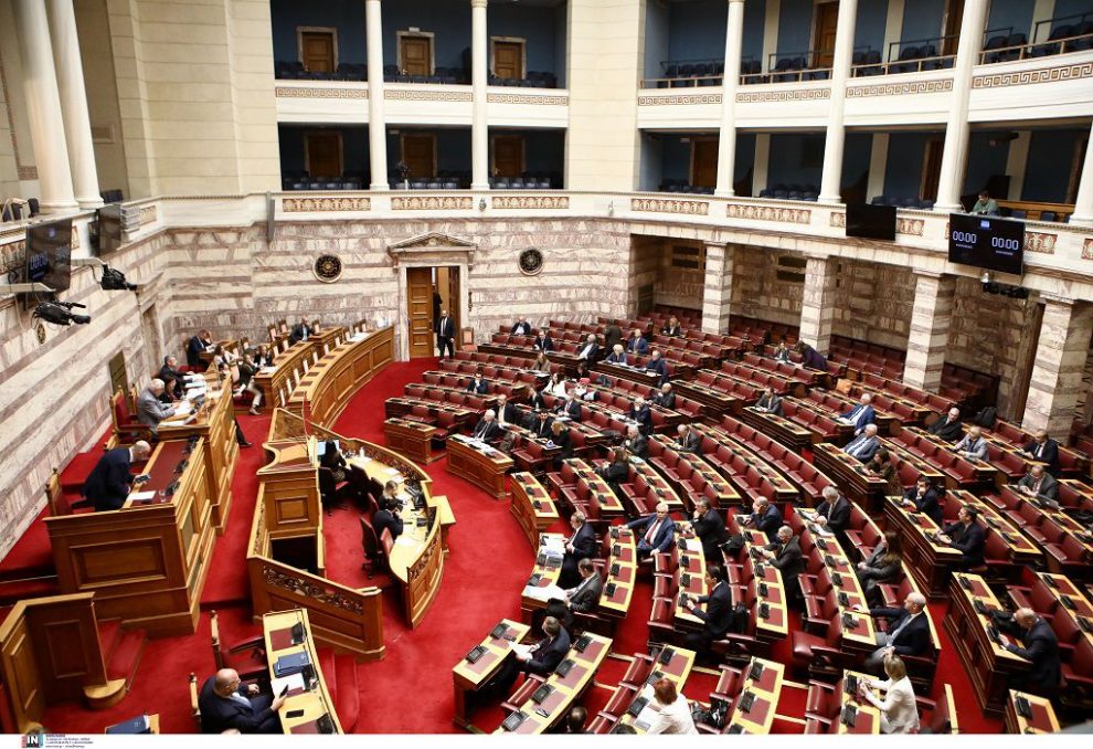 Βουλή: Πέρασε με 159 “ναι” ο Προϋπολογισμός -Τα μέτρα Μητσοτάκη & τα “πυρά” της Αντιπολίτευσης