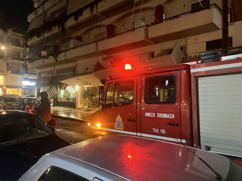 Έπεσε μαρκίζα καταστημάτων στο κέντρο της Καλαμάτας