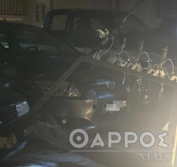 Καλαμάτα: Κολώνα του ΔΕΔΔΗΕ κατέληξε σε παρκαρισμένα αυτοκίνητα