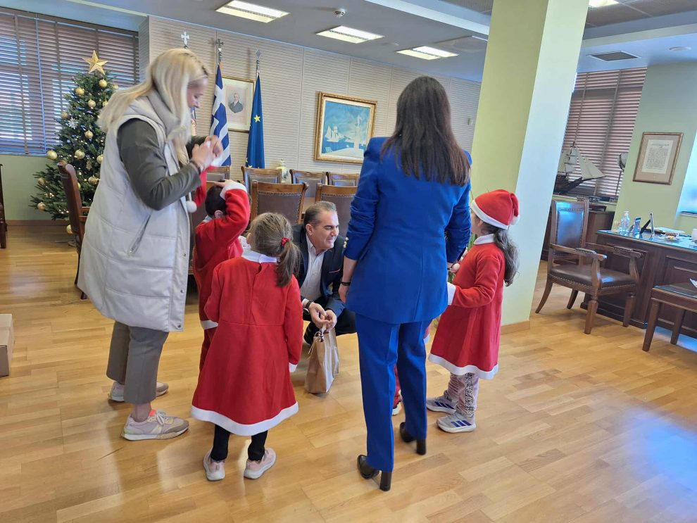 Ευχές με χρώματα, παιδικές φωνές  και μνήμες ιστορίας στο Δημαρχείο