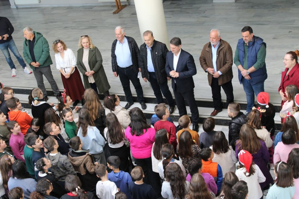 Οι μαθητές είπαν τα κάλαντα στο δήμαρχο Μεσσήνης