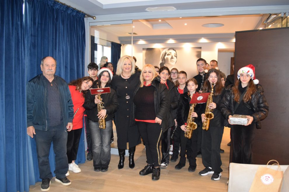 Η Δημοτική Φιλαρμονική έψαλε τα κάλαντα στη Δήμαρχο Οιχαλίας στέλνοντας ευχές αισιοδοξίας