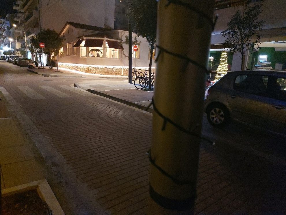 Στο Δήμο Καλαμάτας βάζουν φωτάκια σε κολώνες που δεν έχουν ρεύμα