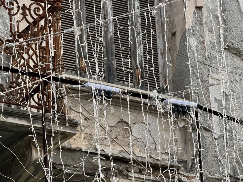 Πολύπριζα και καλώδια εκτεθειμένα