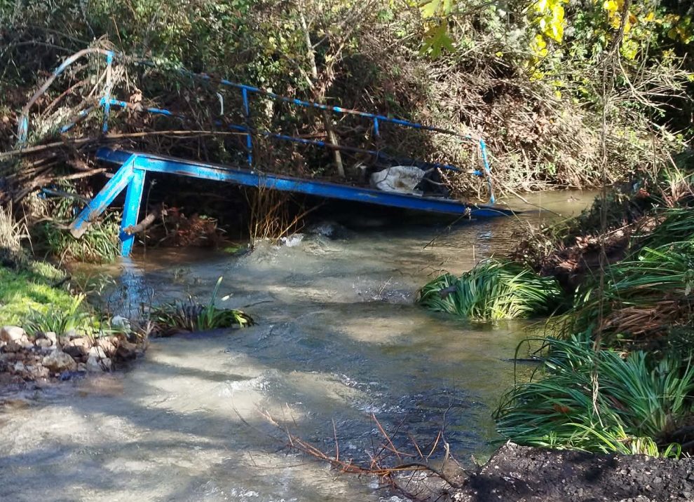 Δύσβατος και χωρίς γεφυράκι πλέον αγροτικός δρόμος στο Μεσοπόταμο