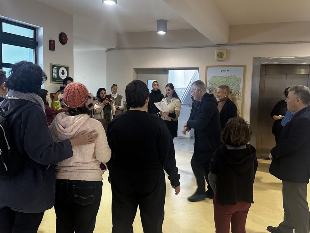 Ευχές και χαμόγελα σε σχολεία ειδικής αγωγής της Καλαμάτας για τον περιφερειάρχη Πελοποννήσου