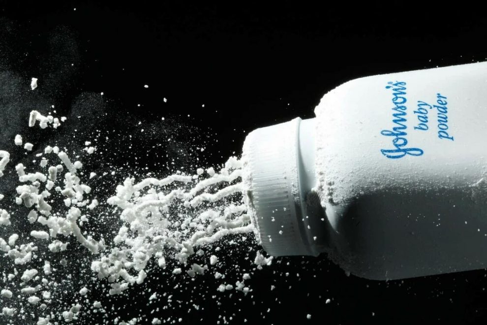 Η Johnson & Johnson καταδικάστηκε να καταβάλει απoζημιώσεις για το καρκινογόνο ταλκ της