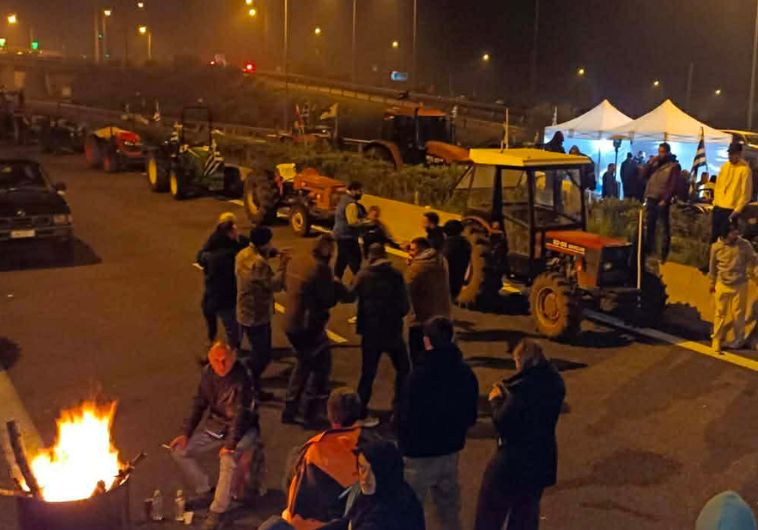 Μπλόκο στον αυτοκινητόδρομο: Αμετακίνητοι οι αγρότες, με φορείς και σωματεία στο πλευρό τους