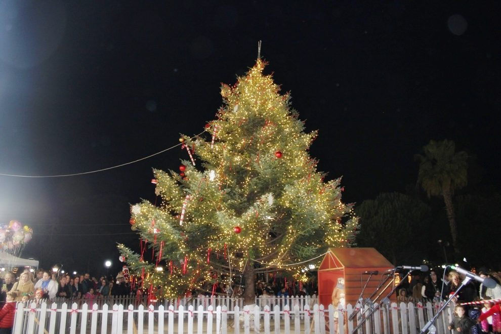 Σε εορταστικό κλίμα η Μεσσήνη – Φωταγωγήθηκε το χριστουγεννιάτικο δέντρο