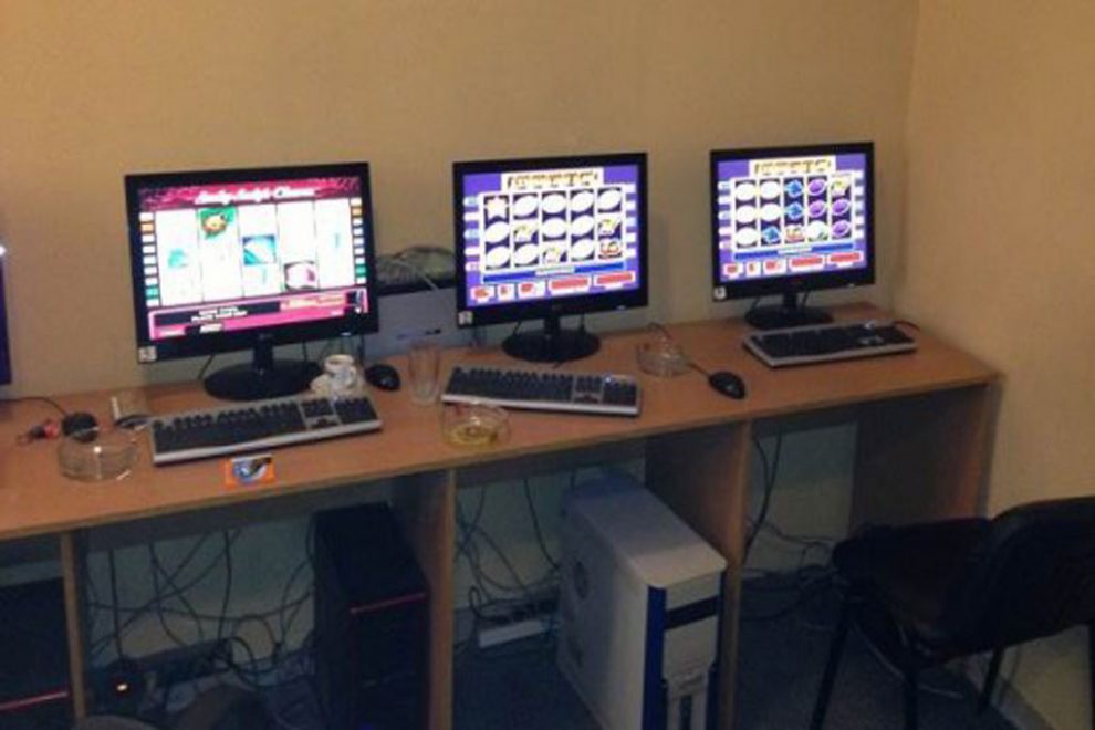 «Φρουτάκια» σε υπολογιστές ίντερνετ καφέ στην Καλαμάτα