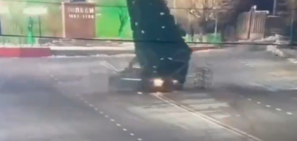 Καζακστάν: Οδηγός έκανε «κολιές» και γκρέμισε το χριστουγεννιάτικο δέντρο (βίντεο)