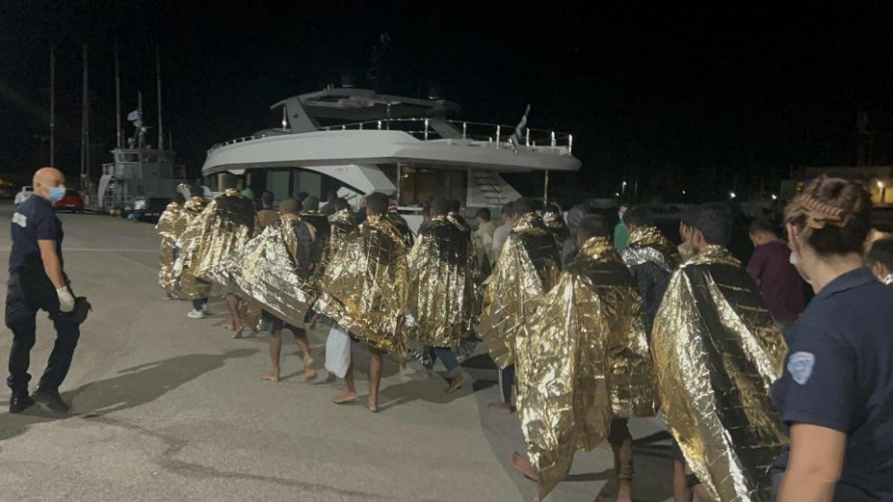 Μεταφορά μεταναστών στο λιμάνι της Καλαμάτας