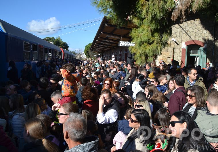 Σταθμός ΟΣΕ Καλαμάτας: Χιλιάδες άτομα συγκεντρώθηκαν για το τρένο