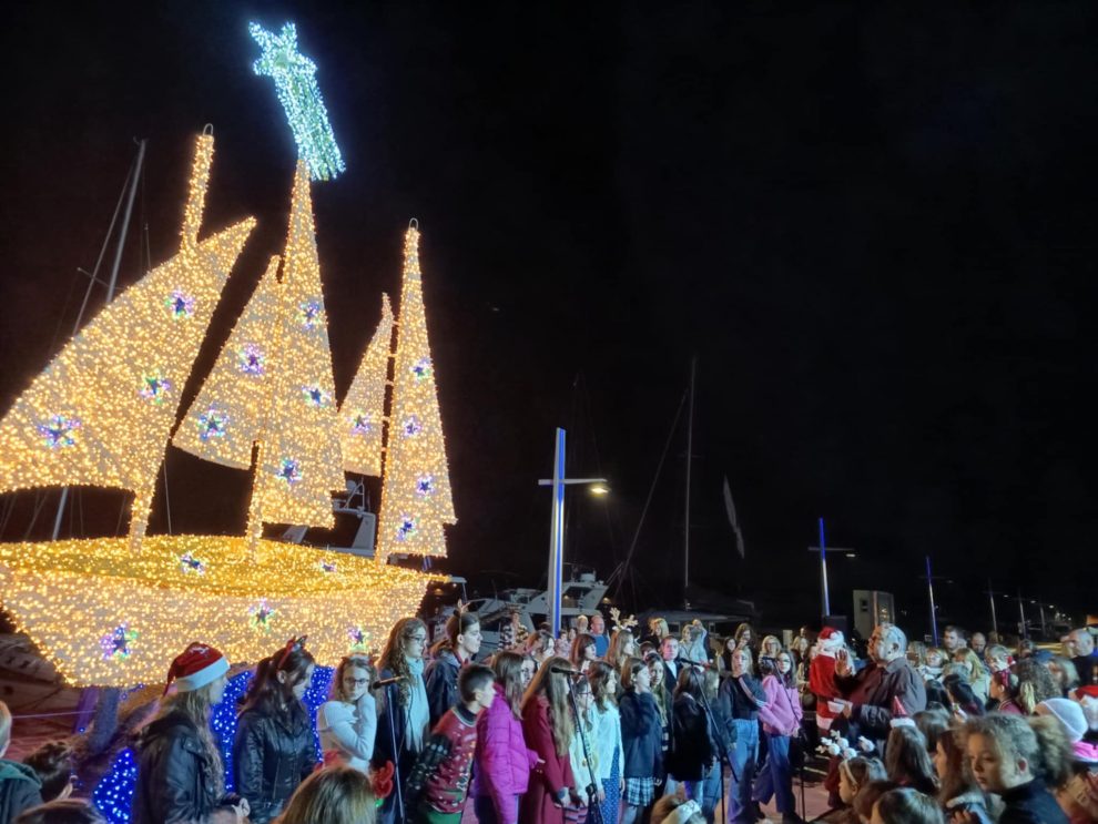 Χριστουγεννιάτικο χρώμα και στο λιμάνι Καλαμάτας